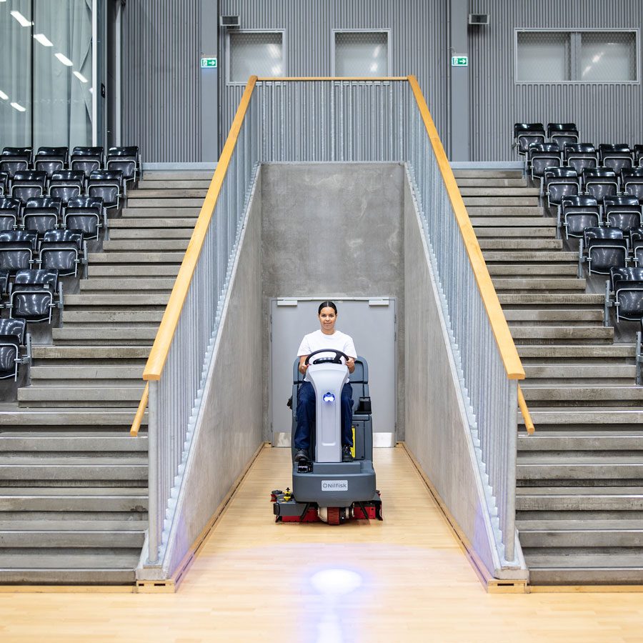 NilfiskSC4000 sports arena1 woman